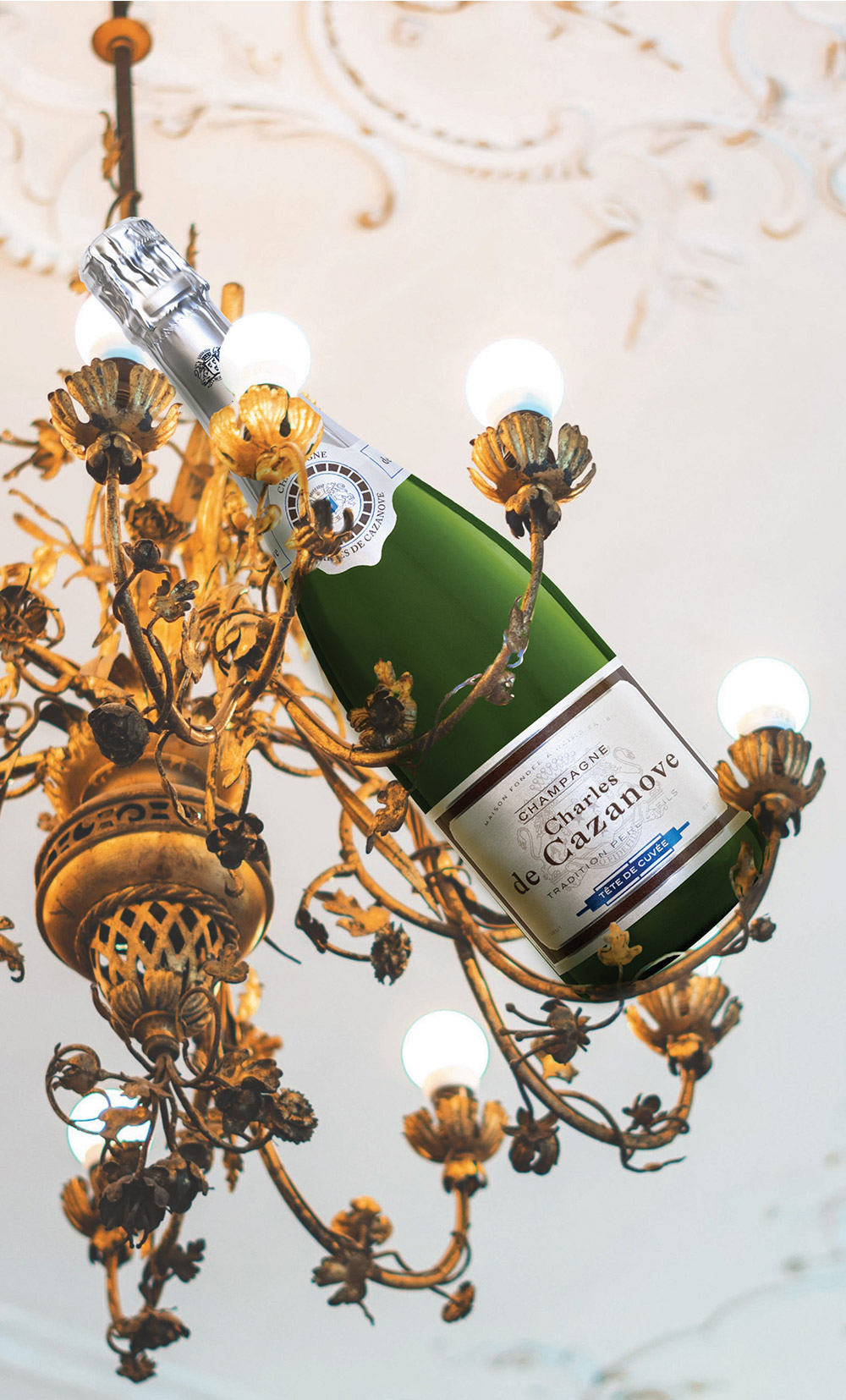 bouteille de champagne Charles de Cazanove Tête de cuvée posée sur lustre / bottle of Charles de Cazanove champagne Tête de cuvée on a chandelier