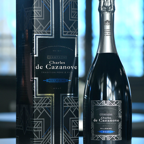 Bouteille de champagne Charles de Cazanove Millésime 2016 et son coffret / Bottle of Charles de Cazanove Millésime 2016 champagne and its case