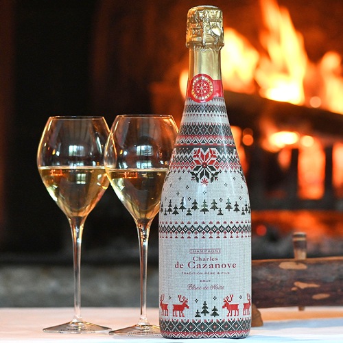 Bouteille de Happy Holidays 2 au coin de la cheminée / Bottle of Happy Holidays 2 by the fireplace